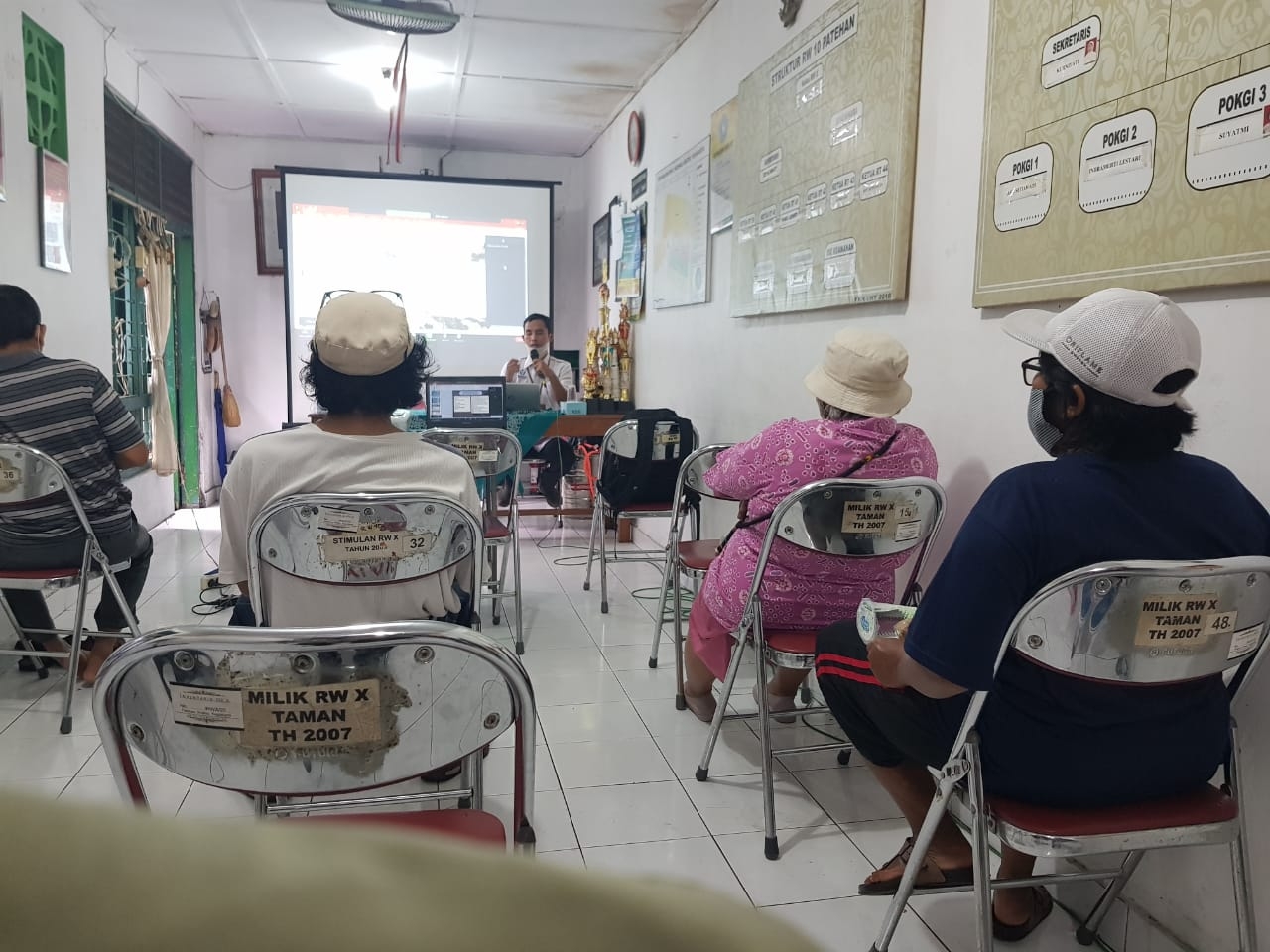 Tim KKN PPM UGM Gelar Sosialisasi Pengenalan Pewarna Alami dan Pengolahan Limbah Cair bagi Pengrajin Batik Kampung Taman